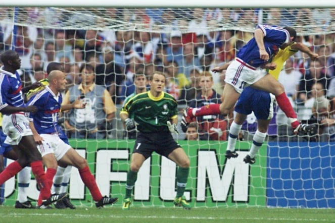 Zinedine Zidane inscrit le premier but de la tête lors de la victoire en finale face au Brésil le 12 juillet 1998