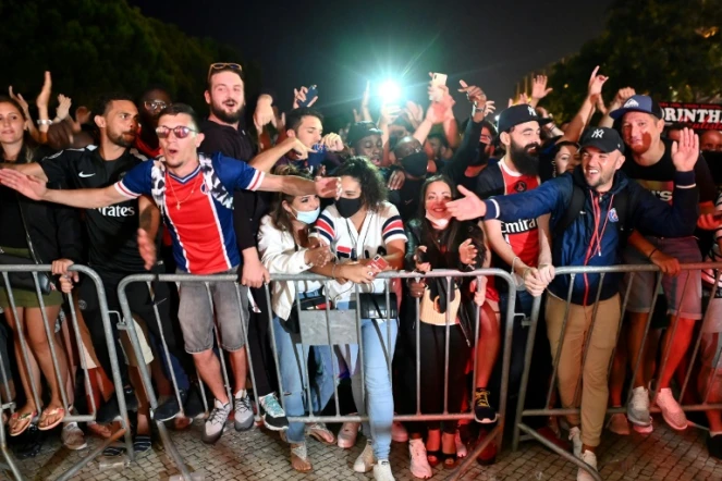 Des supporteurs du PSG devant l'hôtel de l'équipe parisienne à Lisbonne, après la qualification pour la finale de la Ligue des champions, le 18 août 2020