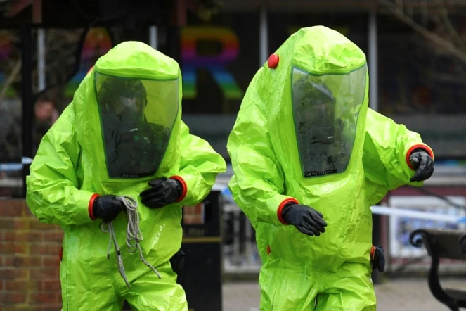 Des membres des services d'urgence en train d'intervenir le 8 mars 2018 sur le banc où Sergueï Skripal et sa fille Ioulia ont été retrouvés inconscients