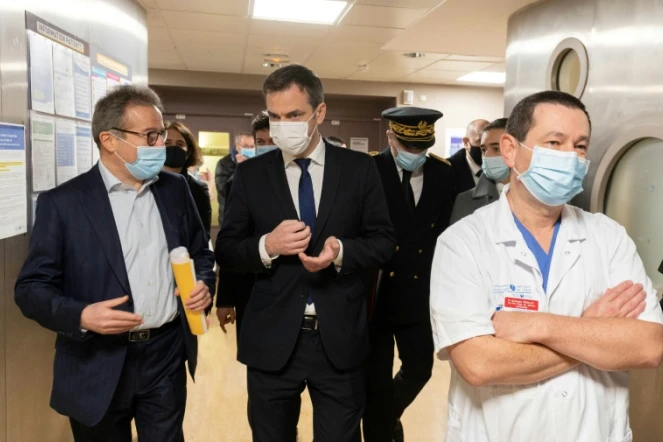 Olivier Veran (au centre) visite l'hôpitak Avicenne avec Martin Hirsch, patron de l'APHP (à gauche) le 29 juin 2021 à Bobigny