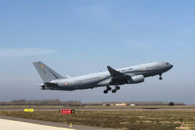 Photo fournie par les forces armées d'un avion décollant de Istres vers Mulhouse pour y évacuer des malades du Covid-19, le 21 mars 2020