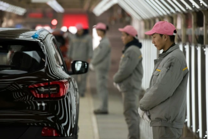 Des ouvriers chinois, le 1er février 2016 lors de l'inauguration de la 1ère usine Renault en Chine