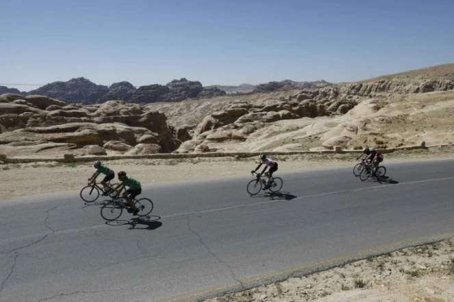 Un groupe de cyclistes participe à une course entre la Jordanie et Israël pour promouvoir un événement sportif destiné à "encourager" la paix au Proche-Orient, le 25 avril 2017