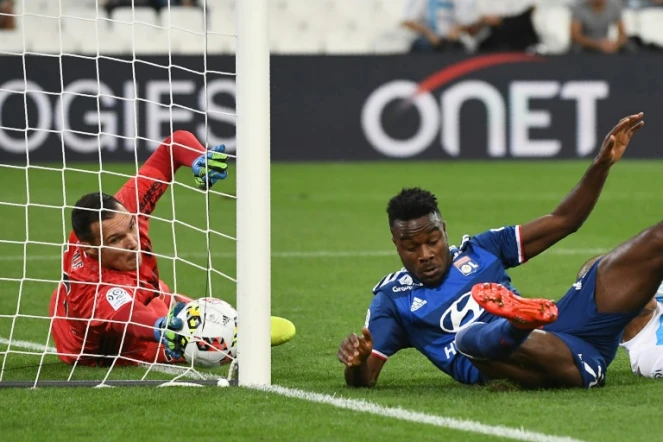 Occasion de but pour le Lyonnais Maxwell Cornet face au gardien de l'OM Yohann Pelé, le 18 septembre 2016 au Vélodrome