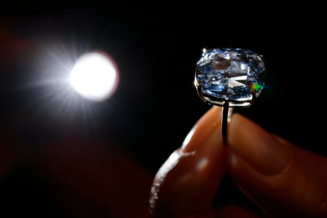 Le "Blue Moon diamond" qui sera vendu par Sotheby's à Genève, présenté le 4 novembre 2015