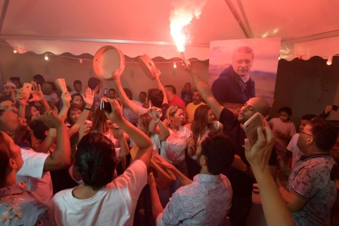 Le partisans de Nabil Karoui (portrait) célèbrent les résultats du premier tour, à Tunis le 15 septembre 2019