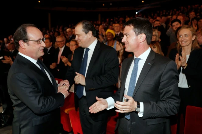 François Hollande (G) s'entretient avec le Premier ministre Manuel Valls (D)et le patron du PS Jean-Christophe Cambadélis, le 3 mai 2016 à Paris

