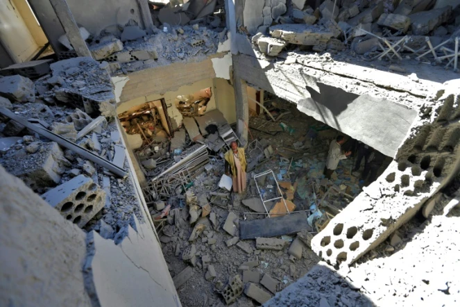 Un employé de l'aéroport marche dans les débris d'un bâtiment détruit suite à une frappe aérienne de la coalition dirigée par l'Arabie saoudite visant l'aéroport international de Sanaa, la capitale du Yémen, tenue par les rebelles huthis, le 21 décembre 2021