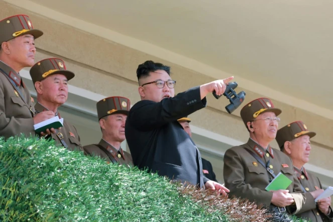 Photo non datée fournie le 14 avril 2017 par l'agence officielle nord-coréenne Kcna du leader Kim Jong-Un observant les opérations des forces spéciales dans un lieu non précisé