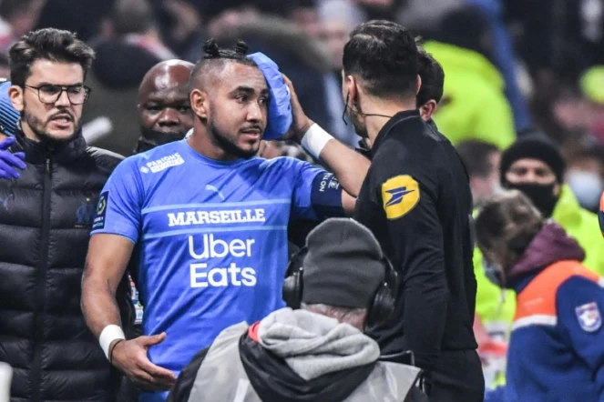 Le milieu de terrain de Marseille Dimitri Payet quitte le terrain après avoir été visé par une bouteille d'eau en plastique au cours du match de Ligue 1 contre Lyon, le 21 novembre 2021 à Décines-Charpieu