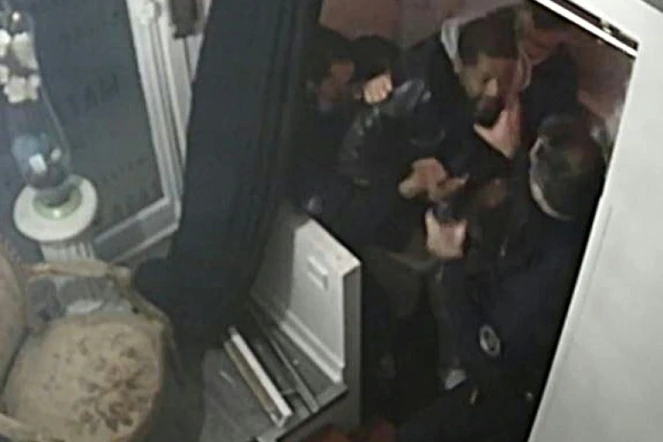Capture d'écran d'une vidéo AFP avec les images de caméras de télésurveillance montrant le passage à tabac de Michel Zecler par des policiers à Paris le 21 novembre 2020