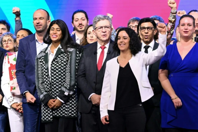 La cheffe de file des députés LFI Mathilde Panot (droite, en bleu), la tête de liste de LFI aux européennes Manon Aubry (blazer blanc), le leader des Insoumis Jean-Luc Mélenchon (centre), la candidate Rima Hassan (veste noir et blanc) et le coordinateur de LFI Manuel Bompard (gauche), notamment, le 16 mars 2024 à Villepinte