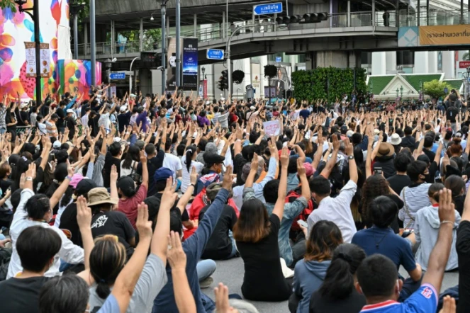 Des manifestants font le salut à trois doigts lors de rassemblements à Bangkok le 15 octobre 2020