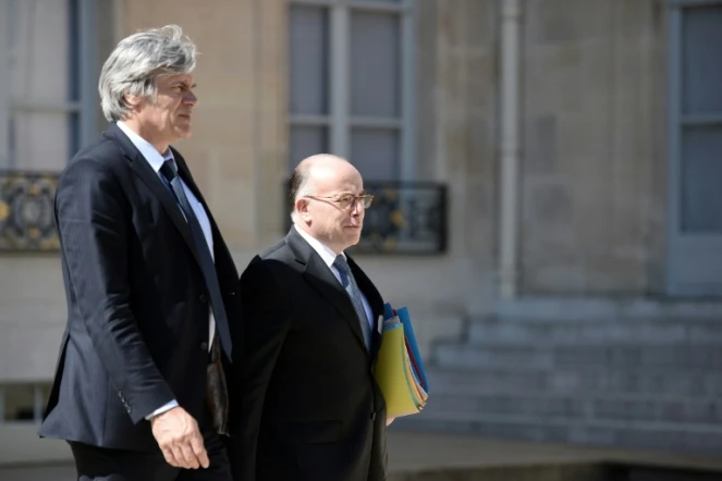 Stéphane Le Foll et Bernard Cazeneuve à la sortie du conseil des ministres le 4 mai 2016 à Paris