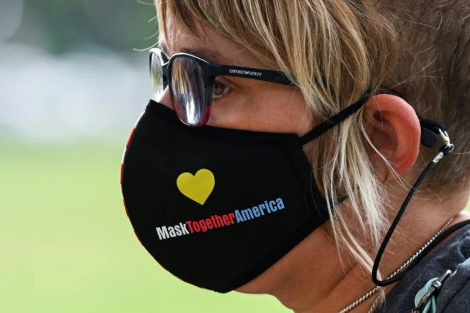 Une femme porte un masque lors d'un événement en l'honneur des morts du Covid à Washington le 7 août 2021