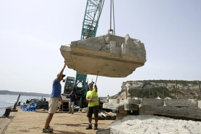 Préparatifs pour l'immersion d'un coffre flottant destiné au mouillage des grands yachts dans la baie de Sant'Amanza, près de Bonifacio, le 11 août 2021 en Corse