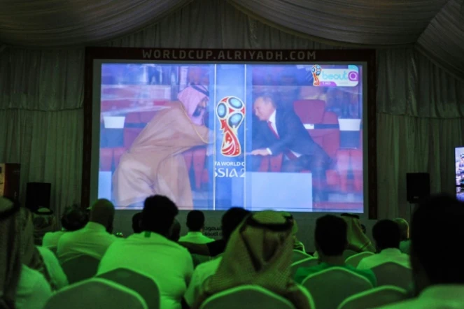 Les Saoudiens assistent, depuis Riyad, à la poignée de mains entre le prince héritier Mohammed ben Salmane et le président Vladimir Poutine à l'ouverture du Mondial à Moscou, le 14 juin 2018