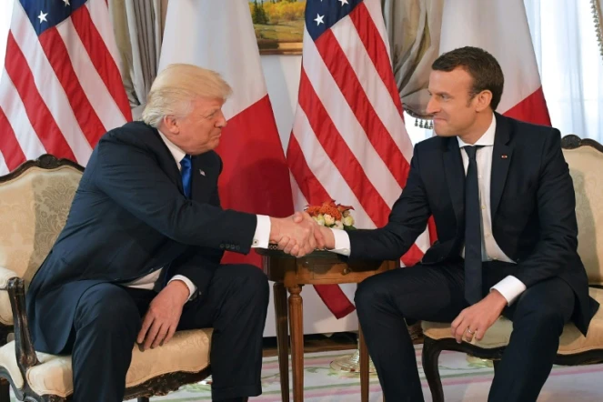 Donald Trump et Emmanuel Macron lors d'une rencontre à l'ambassade des Etats-Unis à Paris le 25 mai 2017