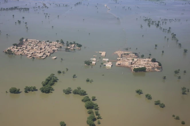Vue aérienne des inondations après des pluies de mousson dans la province du Sind, le 1er septembre 2022 au Pakistan