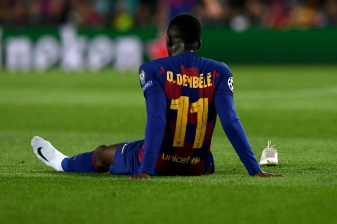 L'attaquant français du FC Barcelone Ousmane Dembélé, blessé lors du match de Ligue des champions contre le Borussia Dortmund, le 27 novembre 2019 au Camp Nou