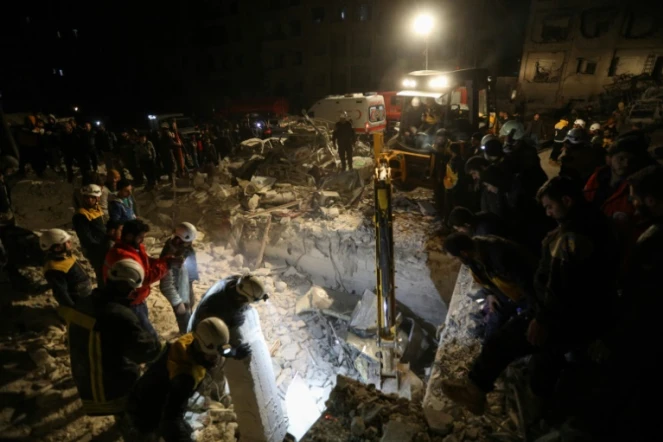 Des secours à la recherche de victimes après l'explosion dans un QG de combattants jihadistes asiatiques dans la ville syrienne d'Idleb, le 7 janvier 2018