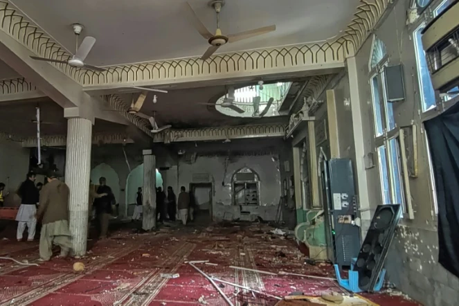 Du personnel de sécurité inspecte une mosquée chiite de Peshawar après un attentat le 4 mars 2022