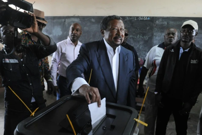 Le candidat à la présidence du Gabon Jean Ping dépose son bulletin dans l'urne, dans un bureau de vote à Libreville, le 27 août  2016