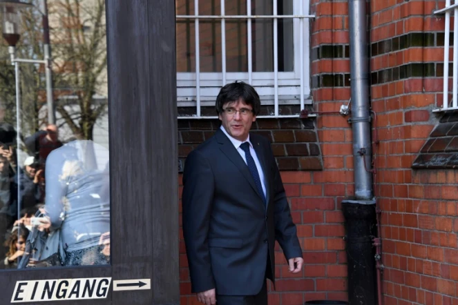 Le leader catalan Carles Puigdemont quitte la prison de Neumünster, le 6 avril 2017 en Allemagne