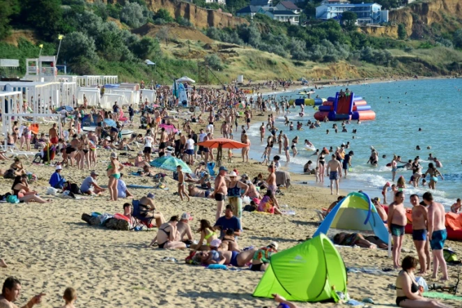 Des vacanciers sur une plage des faubourgs de Sébastopol, le 16 juillet 2022 en Crimée