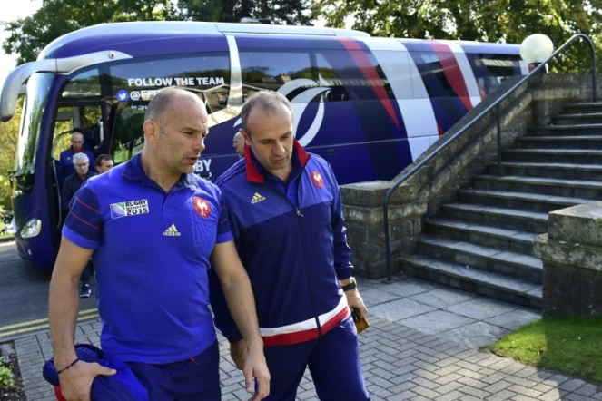 Le sélectionneur du XV de France Philippe Saint-André (d) et son assistant Yannick Bru arrivent au Celtic Manor Hotel à Cardiff, le 12 octobre 2015