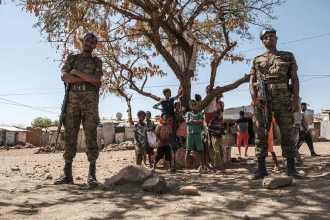 Des soldats éthiopiens  à l'entrée du camp de réfugiés érythréens de Mai Aini, en Ethiopie, le 30 janvier.