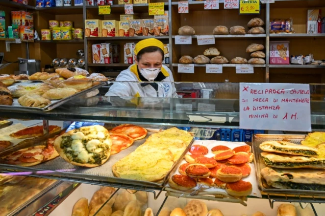 Dans une épicerie-boulangerie de Rome, le 18 mars 2020