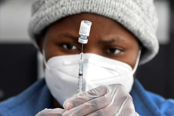 Une infirmière prépare une injection du vaccin de Pfizer contre le Covid-19, le 10 mars 2021 à Los Angeles