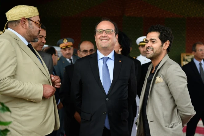 (de G à D): le roi du Maroc Mohammed VI, le président François Hollande et le comique Jamel Debbouze partagent un moment de détente à Tanger le 20 septembre 2015