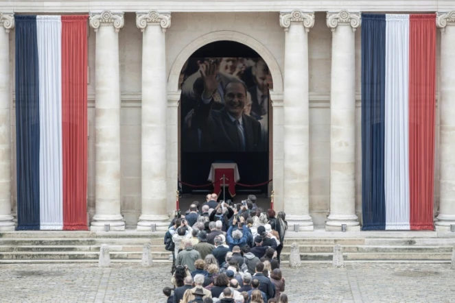 Les Français font la queue dans la cour des Invalides pour saluer la dépouille de l'ex-président Jacques Chirac, le 29/09/2019