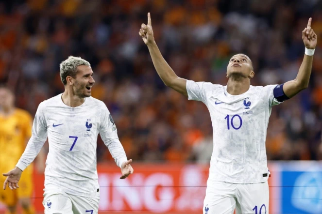 Les Français Antoine Griezmann (g) et Kylian Mbappé lors du match contre les Pays-Bas, le 13 octobre 2023 à Amsterdam 