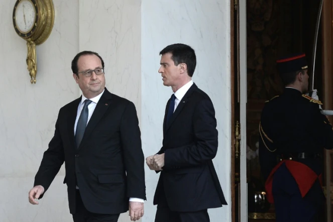 Le Président François Hollande et le Premier ministre Manuel Valls à la sortie du Conseil des ministres le 10 février à Paris  
