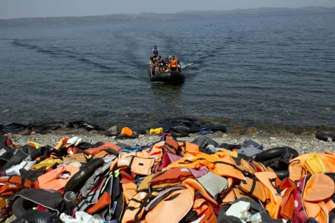 Des migrants arrivent sur l'île grecque de Lesbos, après avoir traversé la mer Egée depuis la Turquie, le 10 septembre 2015