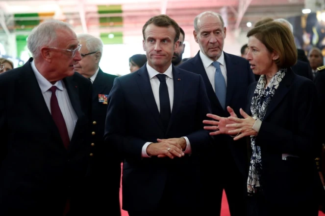 Le président Emmanuel Macron et le ministre des Armées Florence Parly au salon Euronaval, au Bourget, le 23 octobre 2018