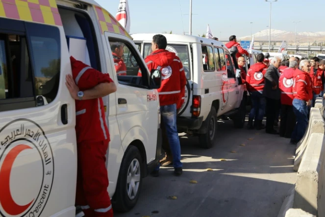 Des camions du Croissant Rouge sur le point de quitter Damas le 17 février 2016 à destination de plusieurs villes assiégées