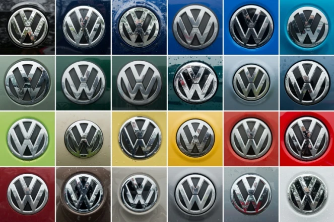 Montage de 24 photos prises le 7 octobre 2015 montrant le logo de Volswagen sur des voitures sur la parking du site de l'entreptise à Wolfsburg en Allemagne