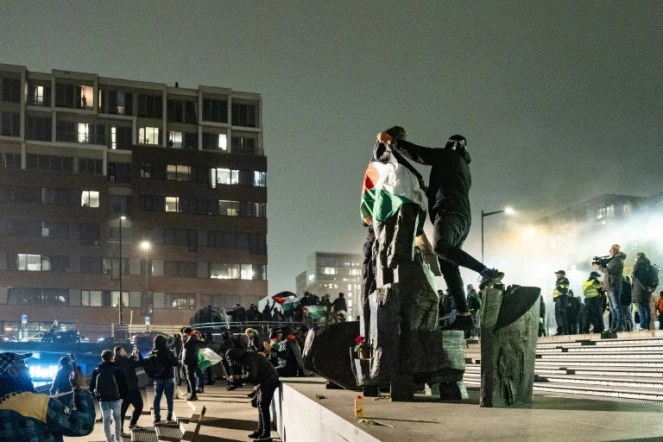 Des supporters pro-Palestiniens sur la place Anton de Komplein à Amsterdam avant le match entre l'Ajax et le Maccabi Tel Aviv, le 7 novembre 2024