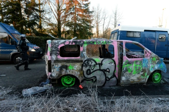 Une épave de véhicule de gendarmerie incendiée par les fêtards a été taguée pendant la rave-party qui s'est déroulée jusqu'au petit matin le 2 janvier 2021 à Lieuron (Ille-et-Vilaine)