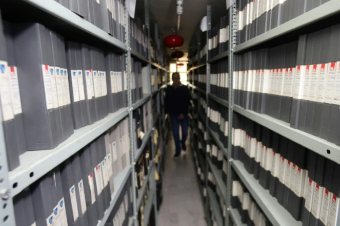 Etagères du département des archives de la chaîne de télévision libanaise "Télé-Liban" à Beyrouth, le 29 décembre 2023
