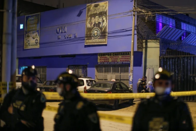 Des policiers montent la garde devant la discothèque où s'est produit une bousculade mortelle à Lima, le 23 août 2020