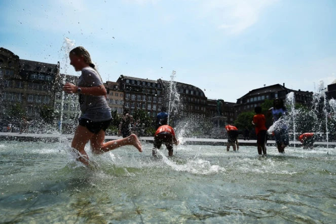 Des personnes se rafraîchissent dans une fontaine à Strasbourg, le 22 juin 2017
