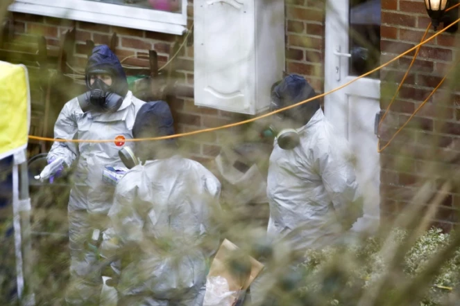 Des enquêteurs britanniques devant la maison de Sergueï Skripal à Salisbury, en Angleterre, le 26 mars 2018