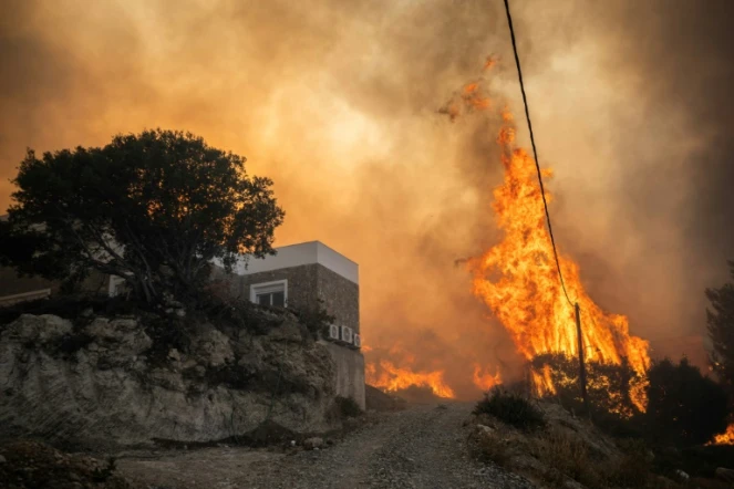 Un incendie de forêt proche du village de Gennadi, sur l'île de Rhodes, le 25 juillet 2023 en Grèce