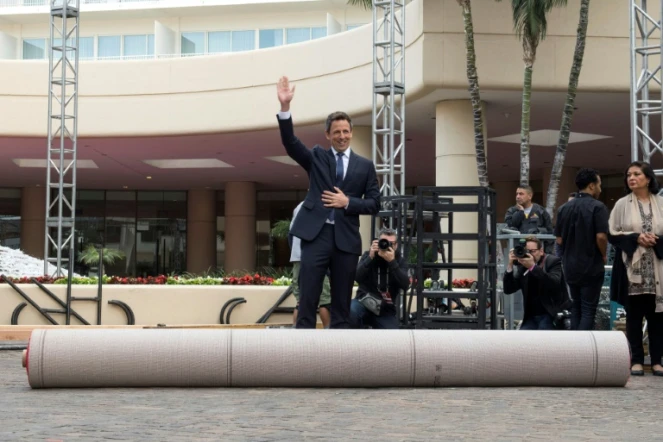 Le maître de la cérémonie des Golden Globes Seth Meyers fait dérouler le tapis rouge en préparation de la cérémonie à Beverly Hills, en Californie, le 4 janvier 2018