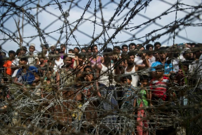 Des réfugiés rohingyas rassemblés dans un camp provisoire à la frontière entre la Birmanie et le Bangladesh le 25 avril 2018